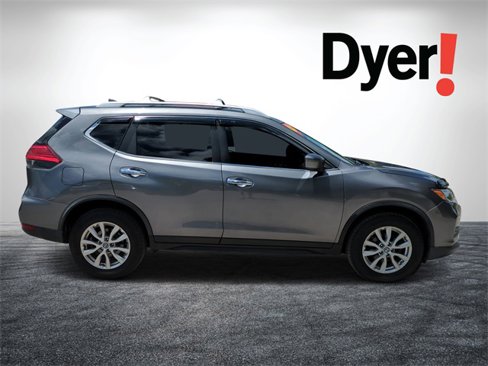 Used 2017 Nissan Rogue SV image 2