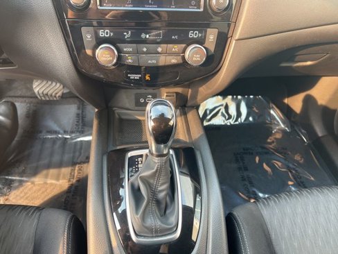 Used 2020 Nissan Rogue SV image 11