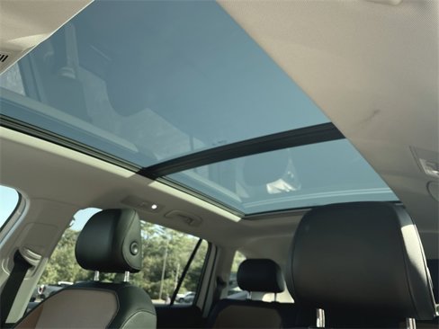 Used 2018 Volkswagen Tiguan SE w/ Panoramic Sunroof Package image 17