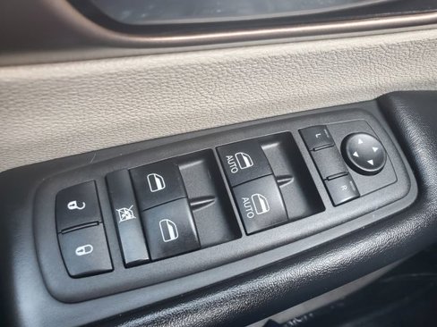 Used 2022 Chrysler Voyager LX image 24