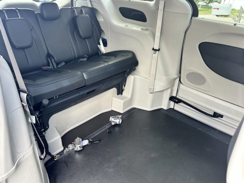 Used 2022 Chrysler Pacifica Touring-L image 8