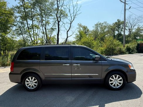 Used 2015 Chrysler Town & Country Touring w/ Driver Convenience Group image 2
