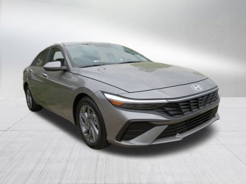 Used 2024 Hyundai Elantra SEL image 2