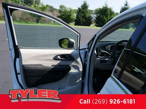 Used 2023 Chrysler Pacifica Touring-L image 22