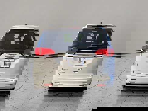 Used 2020 Chrysler Voyager L image 5