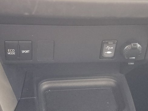 Used 2017 Toyota RAV4 LE image 31