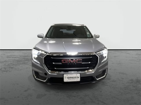 Used 2024 GMC Terrain SLE image 3