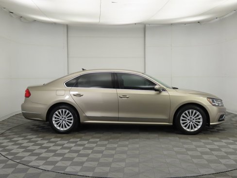 Used 2016 Volkswagen Passat 1.8T SE image 4