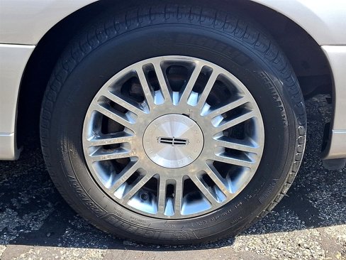 Used 2009 Lincoln Town Car Signature Limited image 8