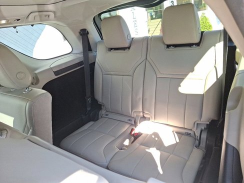 Used 2017 Land Rover Discovery HSE image 11