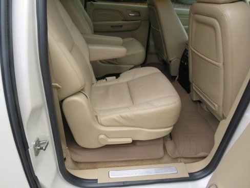 Used 2011 Cadillac Escalade ESV Premium image 38
