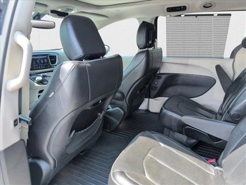 Used 2018 Chrysler Pacifica Limited image 15