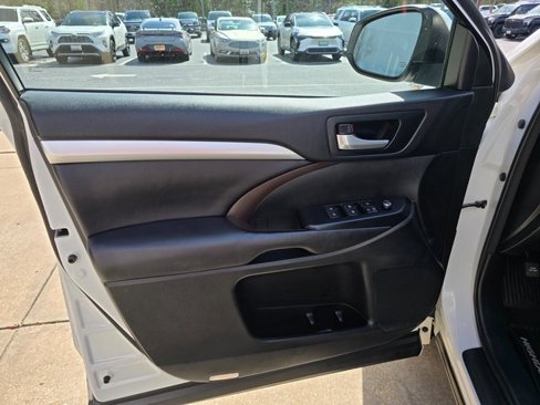 Used 2018 Toyota Highlander XLE image 19