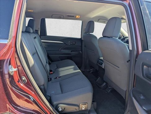 Used 2015 Toyota Highlander LE image 16