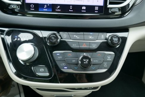 Used 2021 Chrysler Pacifica Touring-L image 31