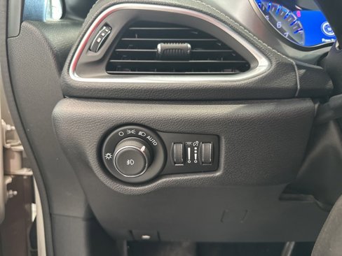 Used 2020 Chrysler Pacifica Limited image 15