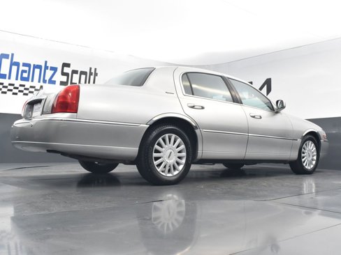 Used 2005 Lincoln Town Car Signature image 29