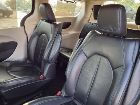 Certified 2021 Chrysler Pacifica Touring-L image 15