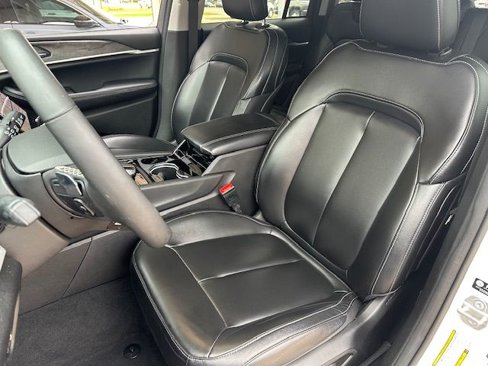 Used 2023 Jeep Grand Cherokee Limited w/ Black Appearance Package image 13