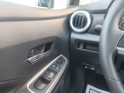 Used 2022 Nissan Versa SR image 32