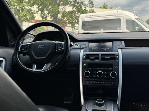 Used 2018 Land Rover Discovery Sport SE image 16