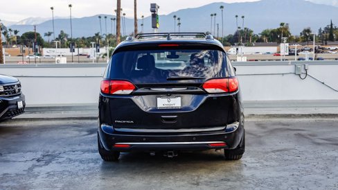 Used 2018 Chrysler Pacifica Touring-L image 8