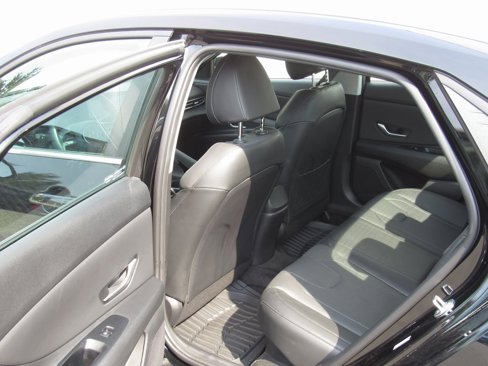 Used 2023 Hyundai Elantra Limited image 14