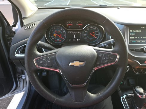 Used 2017 Chevrolet Cruze LT image 3