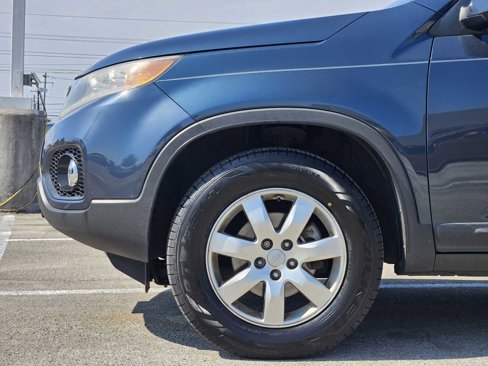 Used 2011 Kia Sorento LX w/ Convenience Pkg image 7