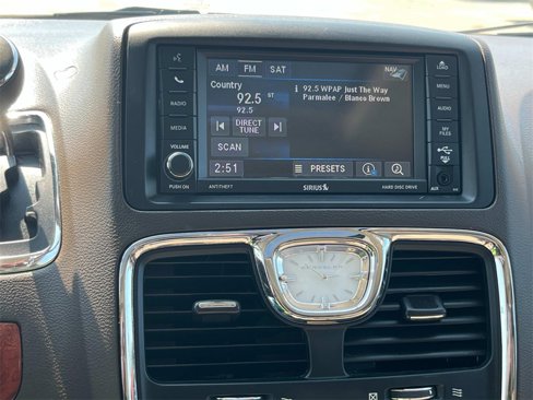 Used 2014 Chrysler Town & Country Limited w/ Luxury Group image 22
