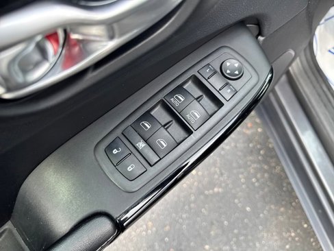 Used 2023 Jeep Cherokee Altitude Lux image 11