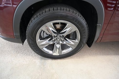 Used 2018 Toyota Highlander Limited Platinum image 32
