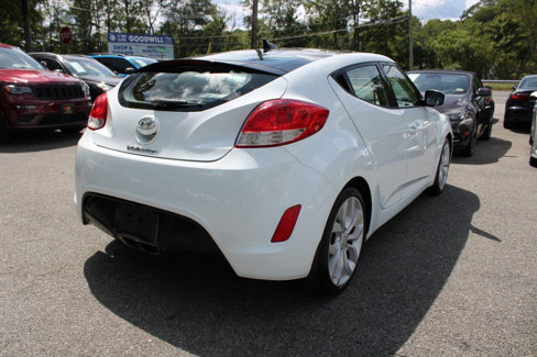 Used 2013 Hyundai Veloster w/ Style Pkg image 9