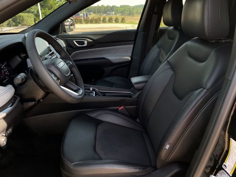 Used 2025 Jeep Compass Latitude image 10