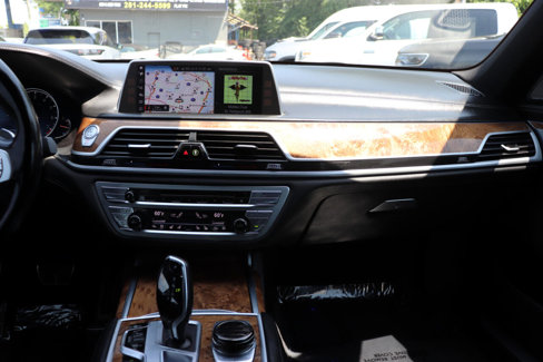 Used 2018 BMW 740i xDrive image 18