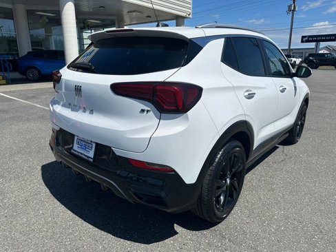 Used 2024 Buick Encore GX Sport Touring image 2