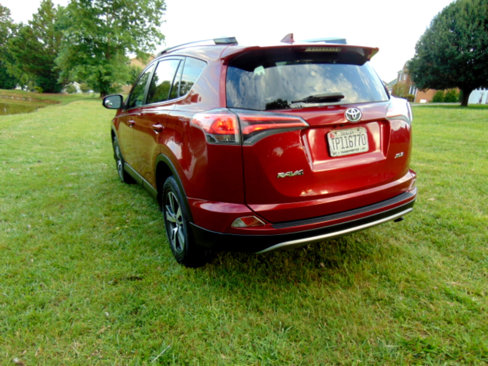Used 2018 Toyota RAV4 XLE image 4