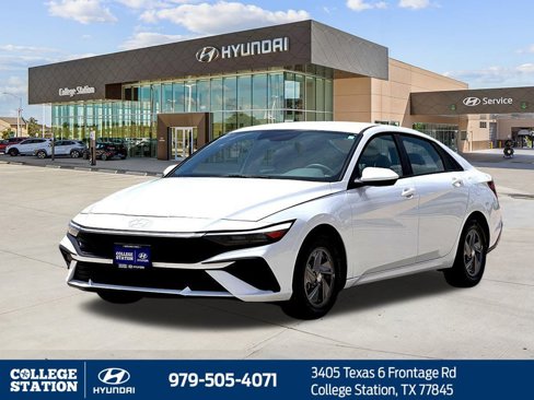 Used 2025 Hyundai Elantra SE w/ Cargo Package image 3