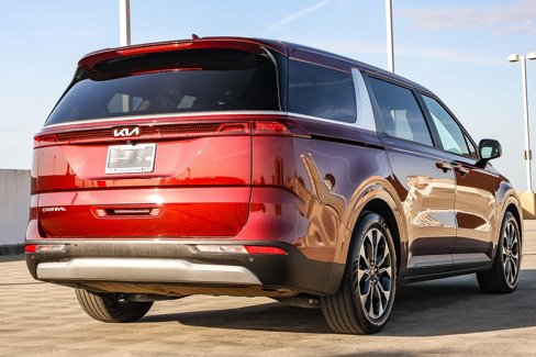 Used 2024 Kia Carnival EX image 4
