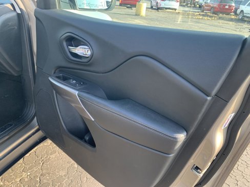 Used 2019 Jeep Cherokee Limited image 11