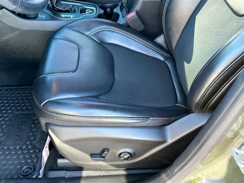 Used 2019 Jeep Cherokee Latitude Plus w/ Cold Weather Group image 18
