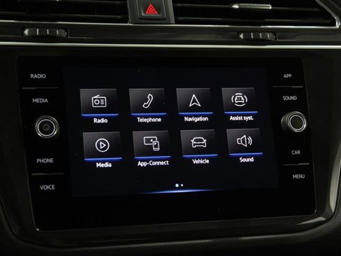 Used 2023 Volkswagen Tiguan SE w/ Panoramic Sunroof Package image 9
