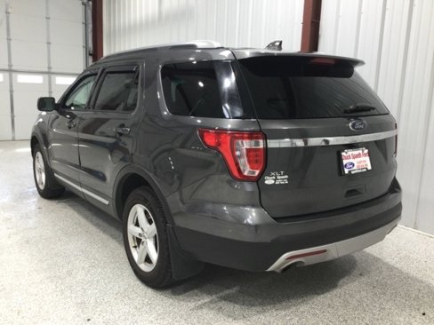 Used 2017 Ford Explorer XLT w/ Equipment Group 202A image 4