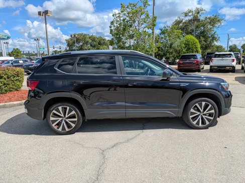 Used 2024 Volkswagen Taos SE image 3