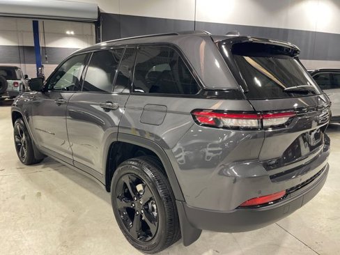 New 2025 Jeep Grand Cherokee Altitude image 10