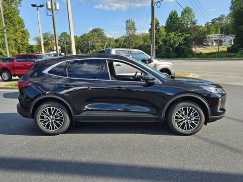 New 2025 Ford Escape SE image 17