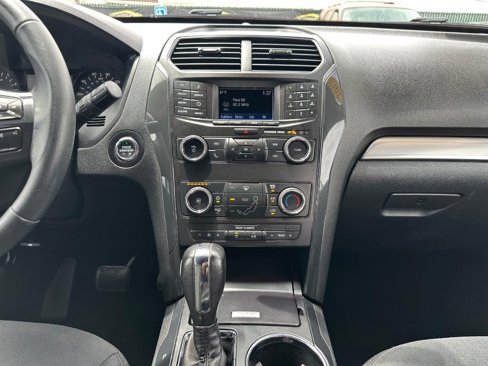 Used 2019 Ford Explorer XLT image 25