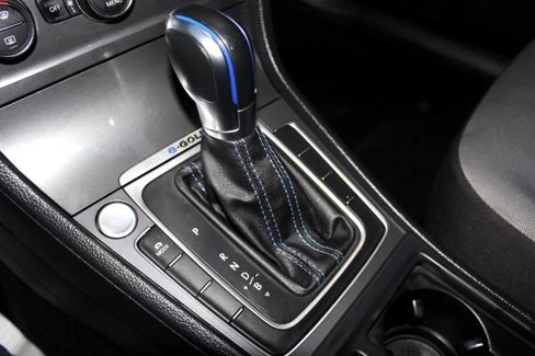 Used 2016 Volkswagen e-Golf SE image 22