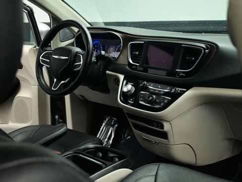 Used 2019 Chrysler Pacifica Touring-L image 23