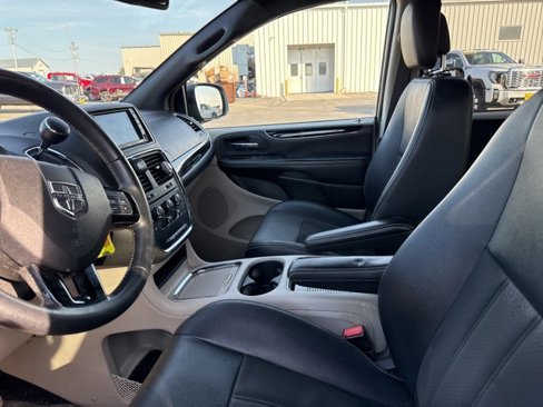 Used 2019 Dodge Grand Caravan SXT image 9
